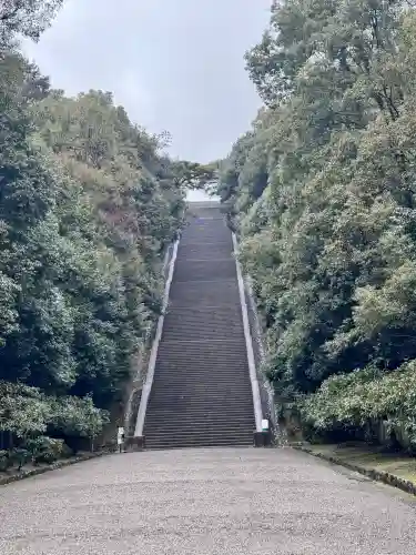 明治天皇伏見桃山陵の{uncategorized: "未分類", other: "その他", undefined: "問題あり", building: "その他建物", grave: "お墓", sacred_gate: "鳥居", guardian: "狛犬", statue: "像", buddha: "仏像", history: "歴史", nature: "自然", garden: "庭園", animal: "動物", pagoda: "塔", temizu: "手水舎", mountain_gate: "山門・神門", sanctuary: "本殿・本堂", subordinate: "末社・摂社", art: "芸術", scenery: "景色", jizo: "地蔵", ema: "絵馬", goshuin: "御朱印", omikuji: "おみくじ", items: "授与品その他", amulet: "お守り", goshuincho: "御朱印帳", eats: "食事", festival: "お祭り", votive_dance: "神楽", shichigosan: "七五三参", wedding: "結婚式", experience: "体験その他", initially: "初詣", around: "周辺", anti_infection: "感染症対策"}
