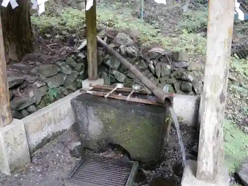 軍刀利神社の手水舎