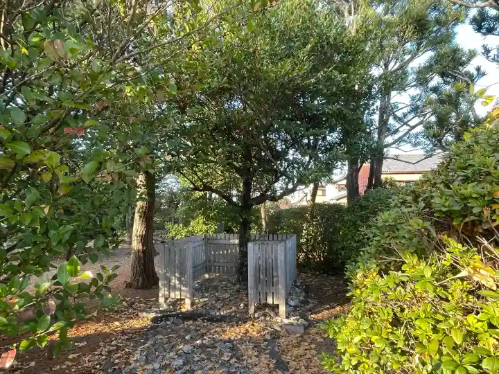 日和神社の{uncategorized: "未分類", other: "その他", undefined: "問題あり", building: "その他建物", grave: "お墓", sacred_gate: "鳥居", guardian: "狛犬", statue: "像", buddha: "仏像", history: "歴史", nature: "自然", garden: "庭園", animal: "動物", pagoda: "塔", temizu: "手水舎", mountain_gate: "山門・神門", sanctuary: "本殿・本堂", subordinate: "末社・摂社", art: "芸術", scenery: "景色", jizo: "地蔵", ema: "絵馬", goshuin: "御朱印", omikuji: "おみくじ", items: "授与品その他", amulet: "お守り", goshuincho: "御朱印帳", eats: "食事", festival: "お祭り", votive_dance: "神楽", shichigosan: "七五三参", wedding: "結婚式", experience: "体験その他", initially: "初詣", around: "周辺", anti_infection: "感染症対策"}