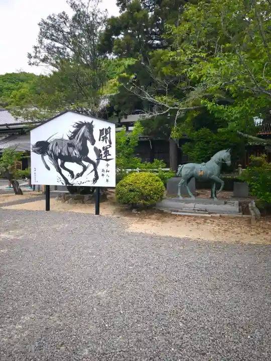 愛媛縣護國神社の{uncategorized: "未分類", other: "その他", undefined: "問題あり", building: "その他建物", grave: "お墓", sacred_gate: "鳥居", guardian: "狛犬", statue: "像", buddha: "仏像", history: "歴史", nature: "自然", garden: "庭園", animal: "動物", pagoda: "塔", temizu: "手水舎", mountain_gate: "山門・神門", sanctuary: "本殿・本堂", subordinate: "末社・摂社", art: "芸術", scenery: "景色", jizo: "地蔵", ema: "絵馬", goshuin: "御朱印", omikuji: "おみくじ", items: "授与品その他", amulet: "お守り", goshuincho: "御朱印帳", eats: "食事", festival: "お祭り", votive_dance: "神楽", shichigosan: "七五三参", wedding: "結婚式", experience: "体験その他", initially: "初詣", around: "周辺", anti_infection: "感染症対策"}