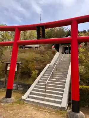 丸山稲荷神社本社の{uncategorized: "未分類", other: "その他", undefined: "問題あり", building: "その他建物", grave: "お墓", sacred_gate: "鳥居", guardian: "狛犬", statue: "像", buddha: "仏像", history: "歴史", nature: "自然", garden: "庭園", animal: "動物", pagoda: "塔", temizu: "手水舎", mountain_gate: "山門・神門", sanctuary: "本殿・本堂", subordinate: "末社・摂社", art: "芸術", scenery: "景色", jizo: "地蔵", ema: "絵馬", goshuin: "御朱印", omikuji: "おみくじ", items: "授与品その他", amulet: "お守り", goshuincho: "御朱印帳", eats: "食事", festival: "お祭り", votive_dance: "神楽", shichigosan: "七五三参", wedding: "結婚式", experience: "体験その他", initially: "初詣", around: "周辺", anti_infection: "感染症対策"}