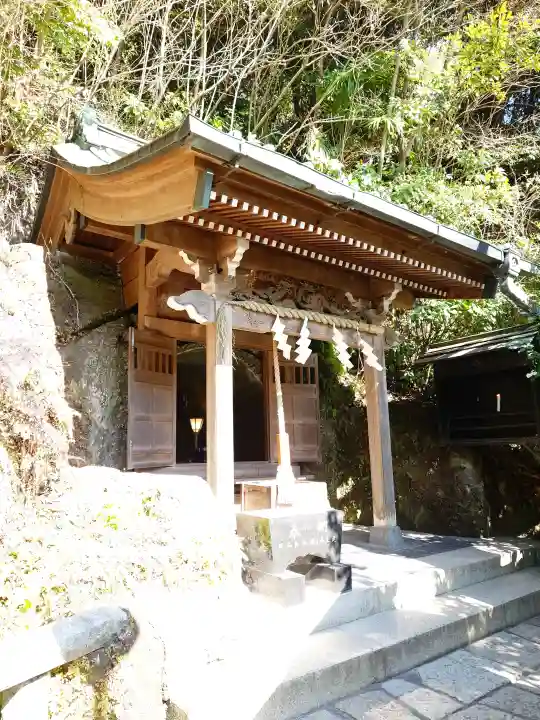銭洗弁財天宇賀福神社の{uncategorized: "未分類", other: "その他", undefined: "問題あり", building: "その他建物", grave: "お墓", sacred_gate: "鳥居", guardian: "狛犬", statue: "像", buddha: "仏像", history: "歴史", nature: "自然", garden: "庭園", animal: "動物", pagoda: "塔", temizu: "手水舎", mountain_gate: "山門・神門", sanctuary: "本殿・本堂", subordinate: "末社・摂社", art: "芸術", scenery: "景色", jizo: "地蔵", ema: "絵馬", goshuin: "御朱印", omikuji: "おみくじ", items: "授与品その他", amulet: "お守り", goshuincho: "御朱印帳", eats: "食事", festival: "お祭り", votive_dance: "神楽", shichigosan: "七五三参", wedding: "結婚式", experience: "体験その他", initially: "初詣", around: "周辺", anti_infection: "感染症対策"}