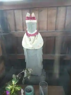 祠の地蔵