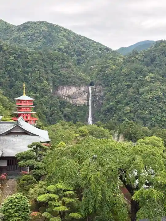 熊野那智大社の{uncategorized: "未分類", other: "その他", undefined: "問題あり", building: "その他建物", grave: "お墓", sacred_gate: "鳥居", guardian: "狛犬", statue: "像", buddha: "仏像", history: "歴史", nature: "自然", garden: "庭園", animal: "動物", pagoda: "塔", temizu: "手水舎", mountain_gate: "山門・神門", sanctuary: "本殿・本堂", subordinate: "末社・摂社", art: "芸術", scenery: "景色", jizo: "地蔵", ema: "絵馬", goshuin: "御朱印", omikuji: "おみくじ", items: "授与品その他", amulet: "お守り", goshuincho: "御朱印帳", eats: "食事", festival: "お祭り", votive_dance: "神楽", shichigosan: "七五三参", wedding: "結婚式", experience: "体験その他", initially: "初詣", around: "周辺", anti_infection: "感染症対策"}