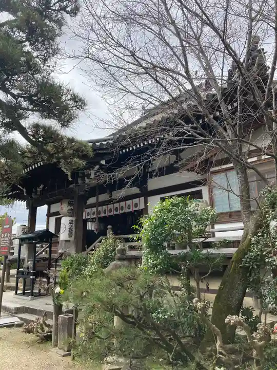 帯解寺の本殿・本堂