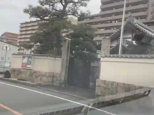 御嶽教木曽川照王教会の山門・神門