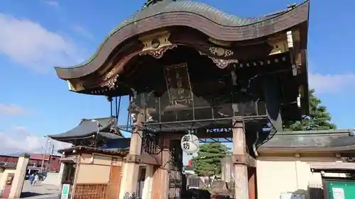 照蓮寺の山門