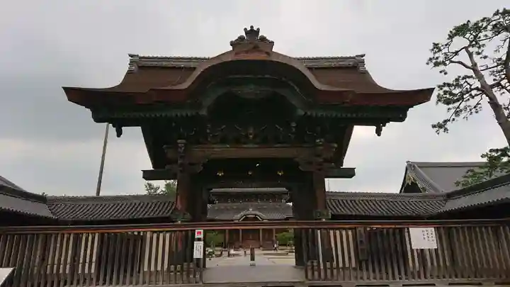 本山専修寺の山門・神門