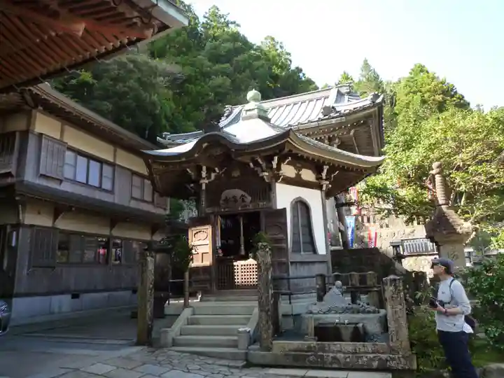 青岸渡寺の本殿・本堂