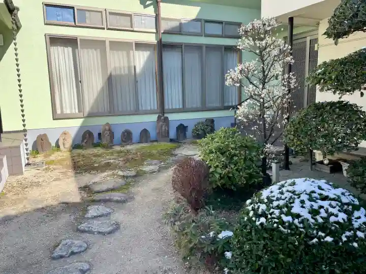 青巒寺の{uncategorized: "未分類", other: "その他", undefined: "問題あり", building: "その他建物", grave: "お墓", sacred_gate: "鳥居", guardian: "狛犬", statue: "像", buddha: "仏像", history: "歴史", nature: "自然", garden: "庭園", animal: "動物", pagoda: "塔", temizu: "手水舎", mountain_gate: "山門・神門", sanctuary: "本殿・本堂", subordinate: "末社・摂社", art: "芸術", scenery: "景色", jizo: "地蔵", ema: "絵馬", goshuin: "御朱印", omikuji: "おみくじ", items: "授与品その他", amulet: "お守り", goshuincho: "御朱印帳", eats: "食事", festival: "お祭り", votive_dance: "神楽", shichigosan: "七五三参", wedding: "結婚式", experience: "体験その他", initially: "初詣", around: "周辺", anti_infection: "感染症対策"}