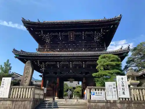 清凉寺の山門