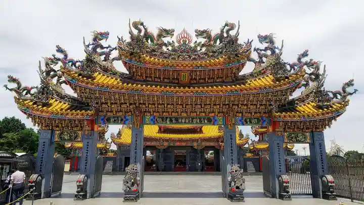 聖天宮の山門・神門