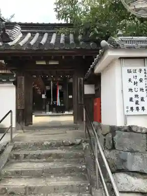 馬場本村地蔵堂の山門・神門