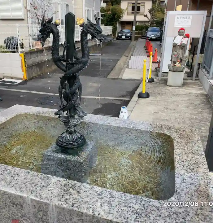 成田山横浜別院延命院の手水舎