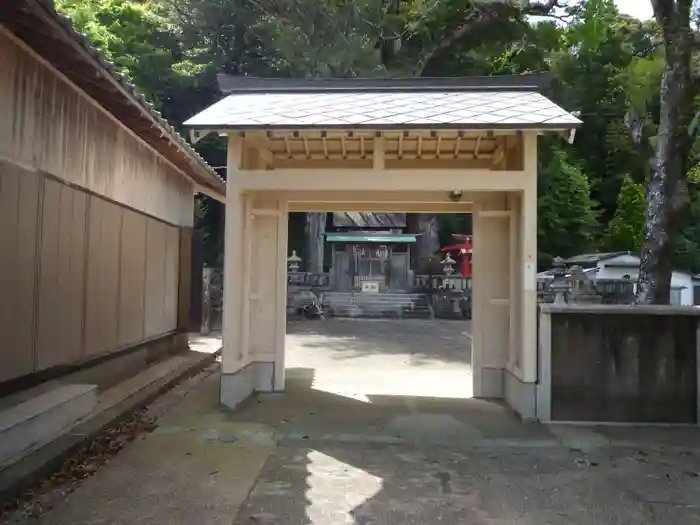 烏止野神社の山門