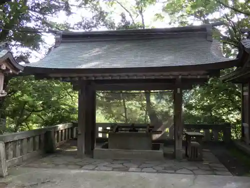 雄山神社前立社壇の手水舎