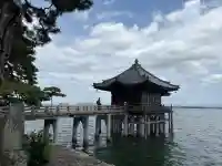 満月寺(浮御堂)の{uncategorized: "未分類", other: "その他", undefined: "問題あり", building: "その他建物", grave: "お墓", sacred_gate: "鳥居", guardian: "狛犬", statue: "像", buddha: "仏像", history: "歴史", nature: "自然", garden: "庭園", animal: "動物", pagoda: "塔", temizu: "手水舎", mountain_gate: "山門・神門", sanctuary: "本殿・本堂", subordinate: "末社・摂社", art: "芸術", scenery: "景色", jizo: "地蔵", ema: "絵馬", goshuin: "御朱印", omikuji: "おみくじ", items: "授与品その他", amulet: "お守り", goshuincho: "御朱印帳", eats: "食事", festival: "お祭り", votive_dance: "神楽", shichigosan: "七五三参", wedding: "結婚式", experience: "体験その他", initially: "初詣", around: "周辺", anti_infection: "感染症対策"}