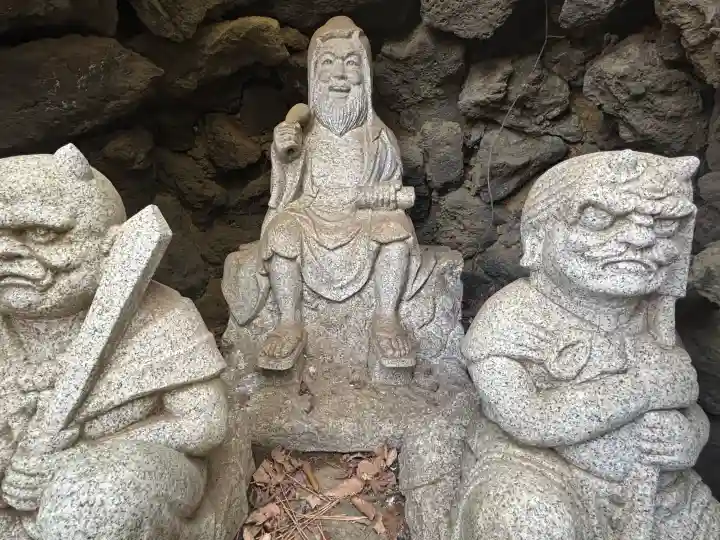 品川神社の{uncategorized: "未分類", other: "その他", undefined: "問題あり", building: "その他建物", grave: "お墓", sacred_gate: "鳥居", guardian: "狛犬", statue: "像", buddha: "仏像", history: "歴史", nature: "自然", garden: "庭園", animal: "動物", pagoda: "塔", temizu: "手水舎", mountain_gate: "山門・神門", sanctuary: "本殿・本堂", subordinate: "末社・摂社", art: "芸術", scenery: "景色", jizo: "地蔵", ema: "絵馬", goshuin: "御朱印", omikuji: "おみくじ", items: "授与品その他", amulet: "お守り", goshuincho: "御朱印帳", eats: "食事", festival: "お祭り", votive_dance: "神楽", shichigosan: "七五三参", wedding: "結婚式", experience: "体験その他", initially: "初詣", around: "周辺", anti_infection: "感染症対策"}