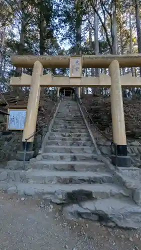 三峯神社の{uncategorized: "未分類", other: "その他", undefined: "問題あり", building: "その他建物", grave: "お墓", sacred_gate: "鳥居", guardian: "狛犬", statue: "像", buddha: "仏像", history: "歴史", nature: "自然", garden: "庭園", animal: "動物", pagoda: "塔", temizu: "手水舎", mountain_gate: "山門・神門", sanctuary: "本殿・本堂", subordinate: "末社・摂社", art: "芸術", scenery: "景色", jizo: "地蔵", ema: "絵馬", goshuin: "御朱印", omikuji: "おみくじ", items: "授与品その他", amulet: "お守り", goshuincho: "御朱印帳", eats: "食事", festival: "お祭り", votive_dance: "神楽", shichigosan: "七五三参", wedding: "結婚式", experience: "体験その他", initially: "初詣", around: "周辺", anti_infection: "感染症対策"}