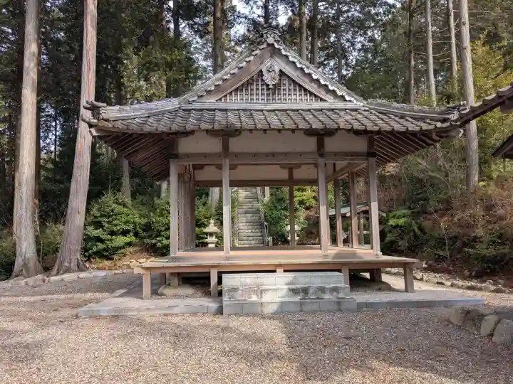 白鳥神社の{uncategorized: "未分類", other: "その他", undefined: "問題あり", building: "その他建物", grave: "お墓", sacred_gate: "鳥居", guardian: "狛犬", statue: "像", buddha: "仏像", history: "歴史", nature: "自然", garden: "庭園", animal: "動物", pagoda: "塔", temizu: "手水舎", mountain_gate: "山門・神門", sanctuary: "本殿・本堂", subordinate: "末社・摂社", art: "芸術", scenery: "景色", jizo: "地蔵", ema: "絵馬", goshuin: "御朱印", omikuji: "おみくじ", items: "授与品その他", amulet: "お守り", goshuincho: "御朱印帳", eats: "食事", festival: "お祭り", votive_dance: "神楽", shichigosan: "七五三参", wedding: "結婚式", experience: "体験その他", initially: "初詣", around: "周辺", anti_infection: "感染症対策"}