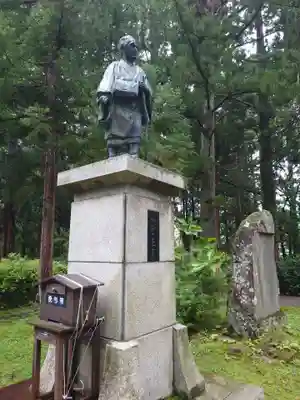 出羽神社(出羽三山神社)~三神合祭殿~の像