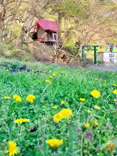 湯の沢神社の{uncategorized: "未分類", other: "その他", undefined: "問題あり", building: "その他建物", grave: "お墓", sacred_gate: "鳥居", guardian: "狛犬", statue: "像", buddha: "仏像", history: "歴史", nature: "自然", garden: "庭園", animal: "動物", pagoda: "塔", temizu: "手水舎", mountain_gate: "山門・神門", sanctuary: "本殿・本堂", subordinate: "末社・摂社", art: "芸術", scenery: "景色", jizo: "地蔵", ema: "絵馬", goshuin: "御朱印", omikuji: "おみくじ", items: "授与品その他", amulet: "お守り", goshuincho: "御朱印帳", eats: "食事", festival: "お祭り", votive_dance: "神楽", shichigosan: "七五三参", wedding: "結婚式", experience: "体験その他", initially: "初詣", around: "周辺", anti_infection: "感染症対策"}