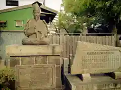 八劔神社の像