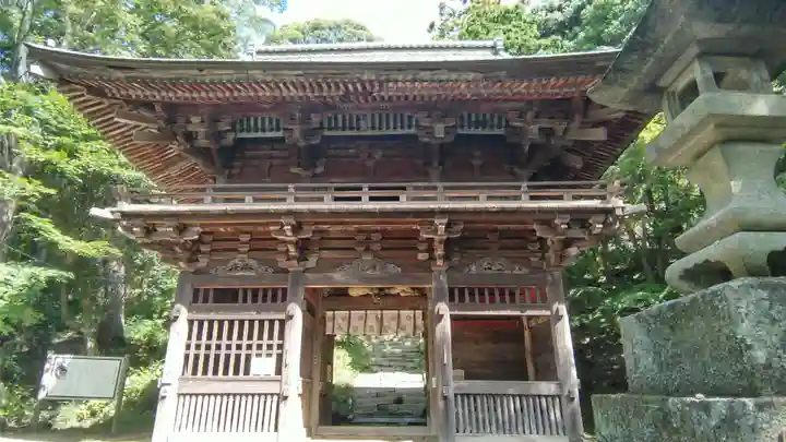 椎尾山薬王院の山門・神門