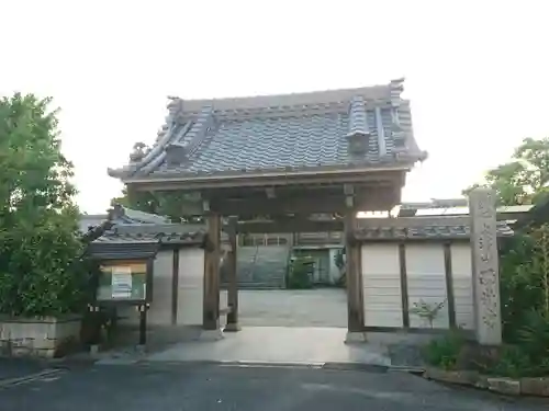 西光寺の山門