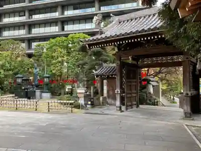 豊川稲荷東京別院の山門・神門