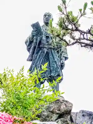 神明社（元起）の像