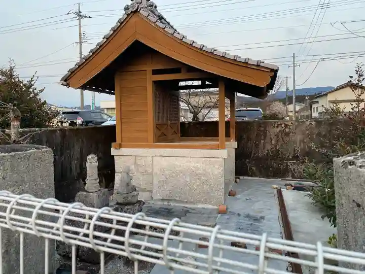 祖霊社の{uncategorized: "未分類", other: "その他", undefined: "問題あり", building: "その他建物", grave: "お墓", sacred_gate: "鳥居", guardian: "狛犬", statue: "像", buddha: "仏像", history: "歴史", nature: "自然", garden: "庭園", animal: "動物", pagoda: "塔", temizu: "手水舎", mountain_gate: "山門・神門", sanctuary: "本殿・本堂", subordinate: "末社・摂社", art: "芸術", scenery: "景色", jizo: "地蔵", ema: "絵馬", goshuin: "御朱印", omikuji: "おみくじ", items: "授与品その他", amulet: "お守り", goshuincho: "御朱印帳", eats: "食事", festival: "お祭り", votive_dance: "神楽", shichigosan: "七五三参", wedding: "結婚式", experience: "体験その他", initially: "初詣", around: "周辺", anti_infection: "感染症対策"}