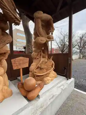 諏訪神社の{uncategorized: "未分類", other: "その他", undefined: "問題あり", building: "その他建物", grave: "お墓", sacred_gate: "鳥居", guardian: "狛犬", statue: "像", buddha: "仏像", history: "歴史", nature: "自然", garden: "庭園", animal: "動物", pagoda: "塔", temizu: "手水舎", mountain_gate: "山門・神門", sanctuary: "本殿・本堂", subordinate: "末社・摂社", art: "芸術", scenery: "景色", jizo: "地蔵", ema: "絵馬", goshuin: "御朱印", omikuji: "おみくじ", items: "授与品その他", amulet: "お守り", goshuincho: "御朱印帳", eats: "食事", festival: "お祭り", votive_dance: "神楽", shichigosan: "七五三参", wedding: "結婚式", experience: "体験その他", initially: "初詣", around: "周辺", anti_infection: "感染症対策"}
