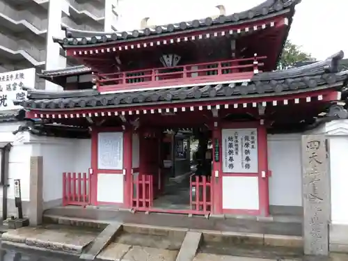 真光院の山門