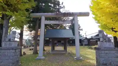 諏訪護国神社の鳥居