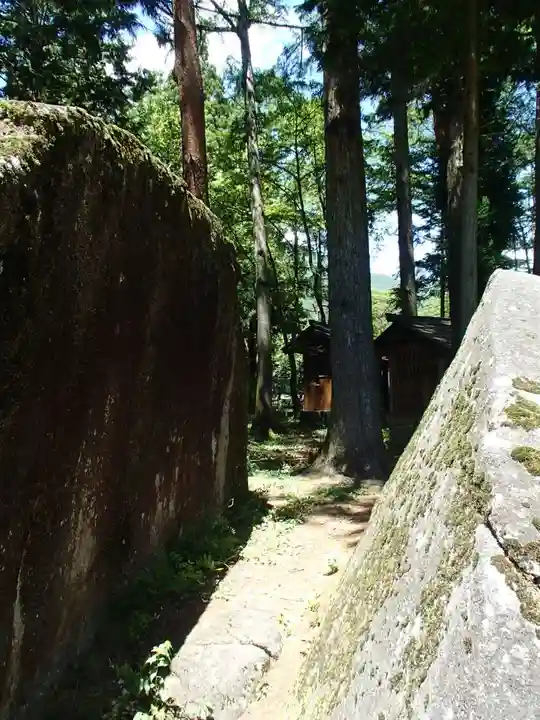 山の神社の自然