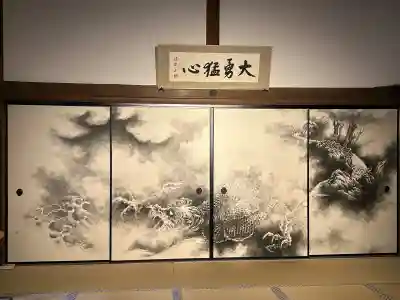 龍安寺の{uncategorized: "未分類", other: "その他", undefined: "問題あり", building: "その他建物", grave: "お墓", sacred_gate: "鳥居", guardian: "狛犬", statue: "像", buddha: "仏像", history: "歴史", nature: "自然", garden: "庭園", animal: "動物", pagoda: "塔", temizu: "手水舎", mountain_gate: "山門・神門", sanctuary: "本殿・本堂", subordinate: "末社・摂社", art: "芸術", scenery: "景色", jizo: "地蔵", ema: "絵馬", goshuin: "御朱印", omikuji: "おみくじ", items: "授与品その他", amulet: "お守り", goshuincho: "御朱印帳", eats: "食事", festival: "お祭り", votive_dance: "神楽", shichigosan: "七五三参", wedding: "結婚式", experience: "体験その他", initially: "初詣", around: "周辺", anti_infection: "感染症対策"}