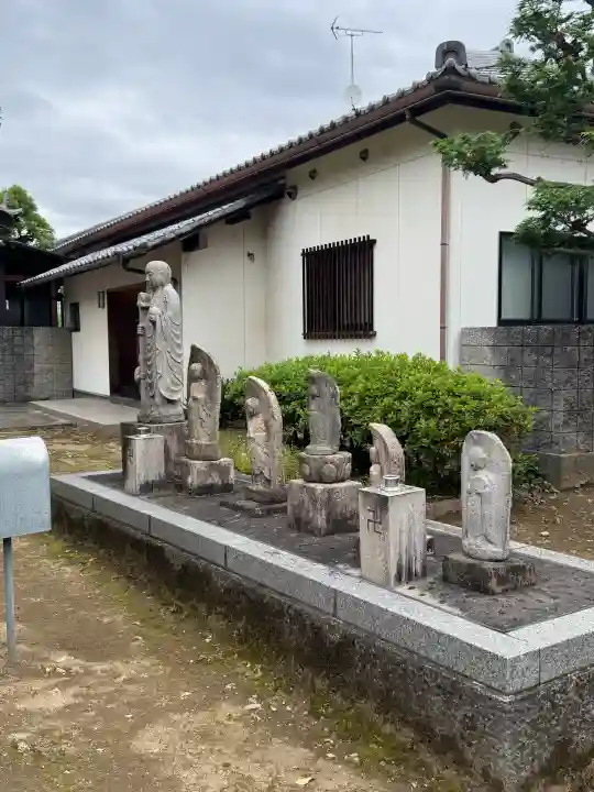 長久寺の{uncategorized: "未分類", other: "その他", undefined: "問題あり", building: "その他建物", grave: "お墓", sacred_gate: "鳥居", guardian: "狛犬", statue: "像", buddha: "仏像", history: "歴史", nature: "自然", garden: "庭園", animal: "動物", pagoda: "塔", temizu: "手水舎", mountain_gate: "山門・神門", sanctuary: "本殿・本堂", subordinate: "末社・摂社", art: "芸術", scenery: "景色", jizo: "地蔵", ema: "絵馬", goshuin: "御朱印", omikuji: "おみくじ", items: "授与品その他", amulet: "お守り", goshuincho: "御朱印帳", eats: "食事", festival: "お祭り", votive_dance: "神楽", shichigosan: "七五三参", wedding: "結婚式", experience: "体験その他", initially: "初詣", around: "周辺", anti_infection: "感染症対策"}