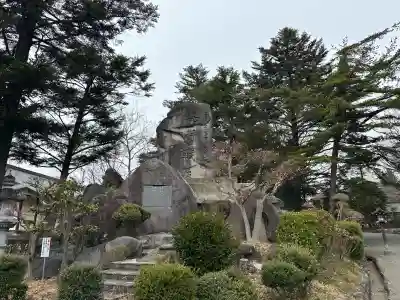 長野縣護國神社の{uncategorized: "未分類", other: "その他", undefined: "問題あり", building: "その他建物", grave: "お墓", sacred_gate: "鳥居", guardian: "狛犬", statue: "像", buddha: "仏像", history: "歴史", nature: "自然", garden: "庭園", animal: "動物", pagoda: "塔", temizu: "手水舎", mountain_gate: "山門・神門", sanctuary: "本殿・本堂", subordinate: "末社・摂社", art: "芸術", scenery: "景色", jizo: "地蔵", ema: "絵馬", goshuin: "御朱印", omikuji: "おみくじ", items: "授与品その他", amulet: "お守り", goshuincho: "御朱印帳", eats: "食事", festival: "お祭り", votive_dance: "神楽", shichigosan: "七五三参", wedding: "結婚式", experience: "体験その他", initially: "初詣", around: "周辺", anti_infection: "感染症対策"}