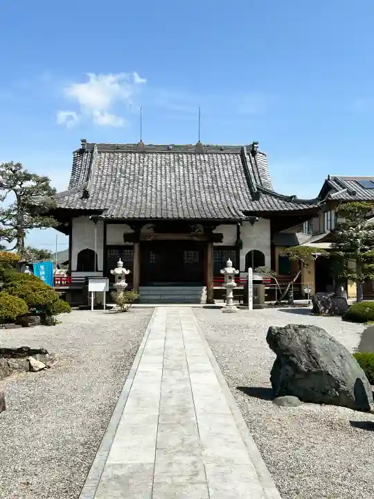 本源寺の{uncategorized: "未分類", other: "その他", undefined: "問題あり", building: "その他建物", grave: "お墓", sacred_gate: "鳥居", guardian: "狛犬", statue: "像", buddha: "仏像", history: "歴史", nature: "自然", garden: "庭園", animal: "動物", pagoda: "塔", temizu: "手水舎", mountain_gate: "山門・神門", sanctuary: "本殿・本堂", subordinate: "末社・摂社", art: "芸術", scenery: "景色", jizo: "地蔵", ema: "絵馬", goshuin: "御朱印", omikuji: "おみくじ", items: "授与品その他", amulet: "お守り", goshuincho: "御朱印帳", eats: "食事", festival: "お祭り", votive_dance: "神楽", shichigosan: "七五三参", wedding: "結婚式", experience: "体験その他", initially: "初詣", around: "周辺", anti_infection: "感染症対策"}