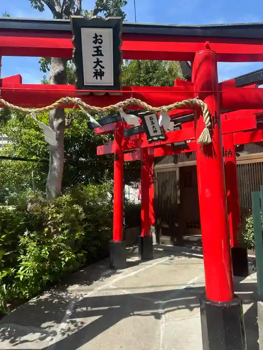 お玉大神(生田川の東岸)の{uncategorized: "未分類", other: "その他", undefined: "問題あり", building: "その他建物", grave: "お墓", sacred_gate: "鳥居", guardian: "狛犬", statue: "像", buddha: "仏像", history: "歴史", nature: "自然", garden: "庭園", animal: "動物", pagoda: "塔", temizu: "手水舎", mountain_gate: "山門・神門", sanctuary: "本殿・本堂", subordinate: "末社・摂社", art: "芸術", scenery: "景色", jizo: "地蔵", ema: "絵馬", goshuin: "御朱印", omikuji: "おみくじ", items: "授与品その他", amulet: "お守り", goshuincho: "御朱印帳", eats: "食事", festival: "お祭り", votive_dance: "神楽", shichigosan: "七五三参", wedding: "結婚式", experience: "体験その他", initially: "初詣", around: "周辺", anti_infection: "感染症対策"}