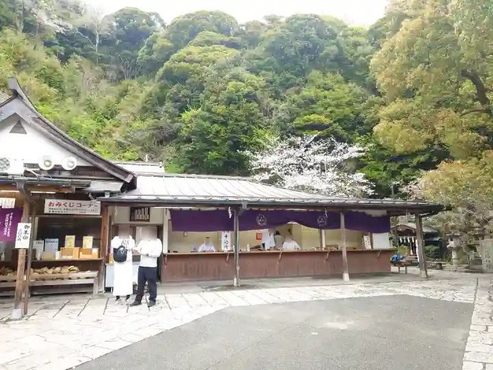 銭洗弁財天宇賀福神社の{uncategorized: "未分類", other: "その他", undefined: "問題あり", building: "その他建物", grave: "お墓", sacred_gate: "鳥居", guardian: "狛犬", statue: "像", buddha: "仏像", history: "歴史", nature: "自然", garden: "庭園", animal: "動物", pagoda: "塔", temizu: "手水舎", mountain_gate: "山門・神門", sanctuary: "本殿・本堂", subordinate: "末社・摂社", art: "芸術", scenery: "景色", jizo: "地蔵", ema: "絵馬", goshuin: "御朱印", omikuji: "おみくじ", items: "授与品その他", amulet: "お守り", goshuincho: "御朱印帳", eats: "食事", festival: "お祭り", votive_dance: "神楽", shichigosan: "七五三参", wedding: "結婚式", experience: "体験その他", initially: "初詣", around: "周辺", anti_infection: "感染症対策"}
