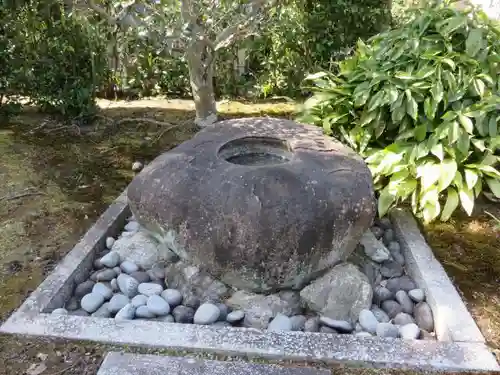 二条天皇　香隆寺陵の手水舎