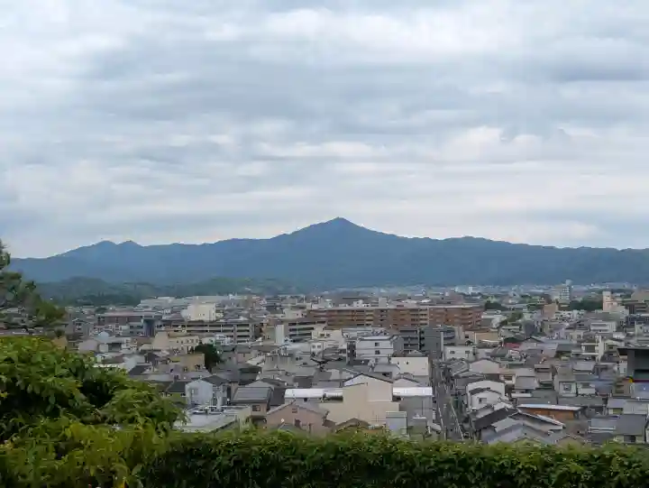 建勲神社の{uncategorized: "未分類", other: "その他", undefined: "問題あり", building: "その他建物", grave: "お墓", sacred_gate: "鳥居", guardian: "狛犬", statue: "像", buddha: "仏像", history: "歴史", nature: "自然", garden: "庭園", animal: "動物", pagoda: "塔", temizu: "手水舎", mountain_gate: "山門・神門", sanctuary: "本殿・本堂", subordinate: "末社・摂社", art: "芸術", scenery: "景色", jizo: "地蔵", ema: "絵馬", goshuin: "御朱印", omikuji: "おみくじ", items: "授与品その他", amulet: "お守り", goshuincho: "御朱印帳", eats: "食事", festival: "お祭り", votive_dance: "神楽", shichigosan: "七五三参", wedding: "結婚式", experience: "体験その他", initially: "初詣", around: "周辺", anti_infection: "感染症対策"}