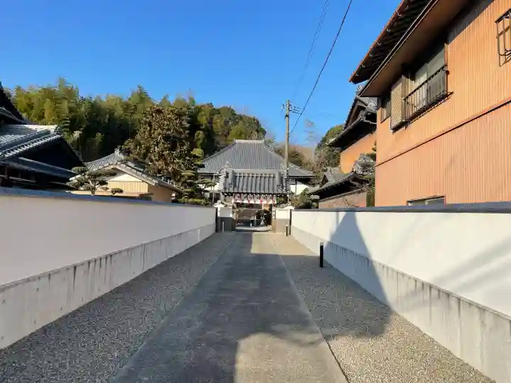 西徳寺の{uncategorized: "未分類", other: "その他", undefined: "問題あり", building: "その他建物", grave: "お墓", sacred_gate: "鳥居", guardian: "狛犬", statue: "像", buddha: "仏像", history: "歴史", nature: "自然", garden: "庭園", animal: "動物", pagoda: "塔", temizu: "手水舎", mountain_gate: "山門・神門", sanctuary: "本殿・本堂", subordinate: "末社・摂社", art: "芸術", scenery: "景色", jizo: "地蔵", ema: "絵馬", goshuin: "御朱印", omikuji: "おみくじ", items: "授与品その他", amulet: "お守り", goshuincho: "御朱印帳", eats: "食事", festival: "お祭り", votive_dance: "神楽", shichigosan: "七五三参", wedding: "結婚式", experience: "体験その他", initially: "初詣", around: "周辺", anti_infection: "感染症対策"}