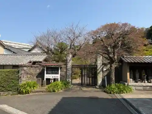 金龍院の{uncategorized: "未分類", other: "その他", undefined: "問題あり", building: "その他建物", grave: "お墓", sacred_gate: "鳥居", guardian: "狛犬", statue: "像", buddha: "仏像", history: "歴史", nature: "自然", garden: "庭園", animal: "動物", pagoda: "塔", temizu: "手水舎", mountain_gate: "山門・神門", sanctuary: "本殿・本堂", subordinate: "末社・摂社", art: "芸術", scenery: "景色", jizo: "地蔵", ema: "絵馬", goshuin: "御朱印", omikuji: "おみくじ", items: "授与品その他", amulet: "お守り", goshuincho: "御朱印帳", eats: "食事", festival: "お祭り", votive_dance: "神楽", shichigosan: "七五三参", wedding: "結婚式", experience: "体験その他", initially: "初詣", around: "周辺", anti_infection: "感染症対策"}