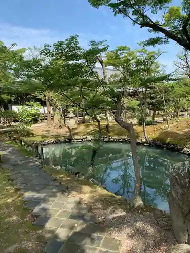 新薬師寺の庭園