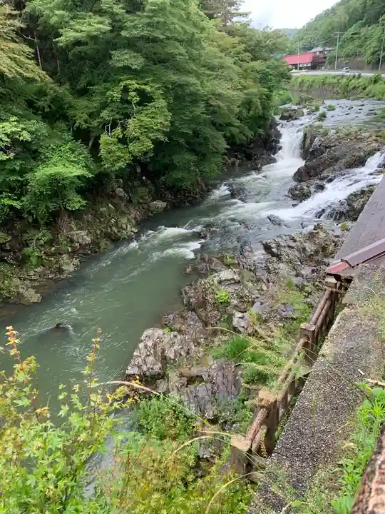 馬門の滝の祠の周辺