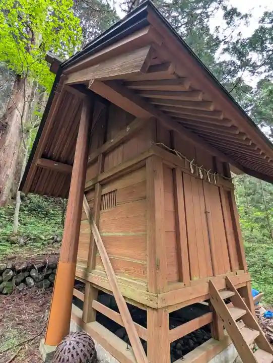 雄山神社中宮祈願殿の{uncategorized: "未分類", other: "その他", undefined: "問題あり", building: "その他建物", grave: "お墓", sacred_gate: "鳥居", guardian: "狛犬", statue: "像", buddha: "仏像", history: "歴史", nature: "自然", garden: "庭園", animal: "動物", pagoda: "塔", temizu: "手水舎", mountain_gate: "山門・神門", sanctuary: "本殿・本堂", subordinate: "末社・摂社", art: "芸術", scenery: "景色", jizo: "地蔵", ema: "絵馬", goshuin: "御朱印", omikuji: "おみくじ", items: "授与品その他", amulet: "お守り", goshuincho: "御朱印帳", eats: "食事", festival: "お祭り", votive_dance: "神楽", shichigosan: "七五三参", wedding: "結婚式", experience: "体験その他", initially: "初詣", around: "周辺", anti_infection: "感染症対策"}