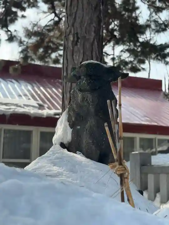 彌彦神社 (伊夜日子神社)の{uncategorized: "未分類", other: "その他", undefined: "問題あり", building: "その他建物", grave: "お墓", sacred_gate: "鳥居", guardian: "狛犬", statue: "像", buddha: "仏像", history: "歴史", nature: "自然", garden: "庭園", animal: "動物", pagoda: "塔", temizu: "手水舎", mountain_gate: "山門・神門", sanctuary: "本殿・本堂", subordinate: "末社・摂社", art: "芸術", scenery: "景色", jizo: "地蔵", ema: "絵馬", goshuin: "御朱印", omikuji: "おみくじ", items: "授与品その他", amulet: "お守り", goshuincho: "御朱印帳", eats: "食事", festival: "お祭り", votive_dance: "神楽", shichigosan: "七五三参", wedding: "結婚式", experience: "体験その他", initially: "初詣", around: "周辺", anti_infection: "感染症対策"}